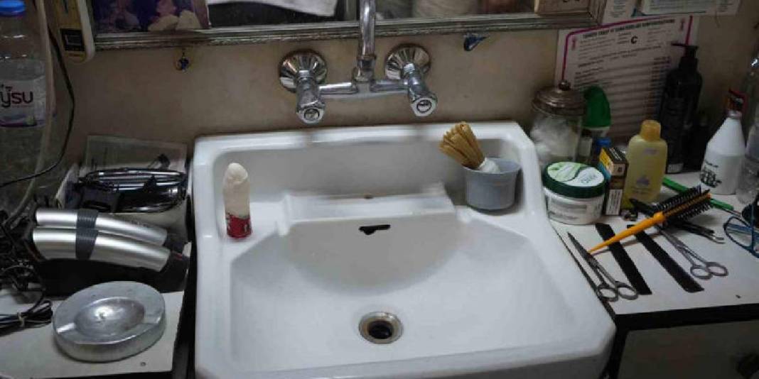 5 metrekarede 45 yıllık hizmet! 75 yaşında makas sallıyor: Tüccardan sinema yıldızına herkesin uğrak noktası 6